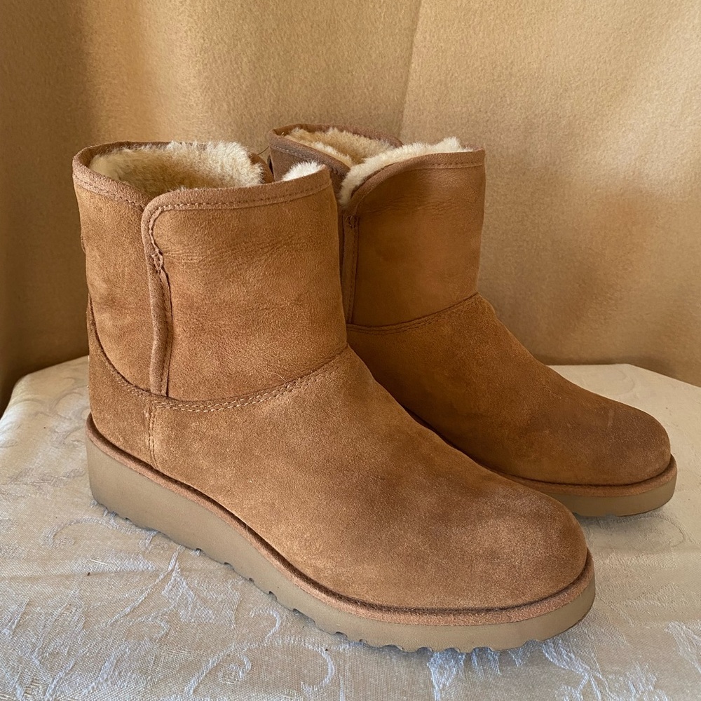 UGG “Kristin” short boot